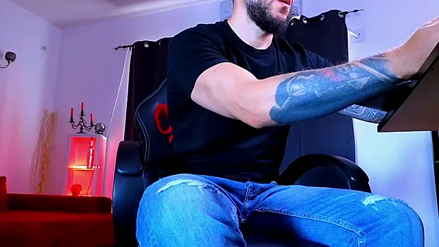 MightyAaron66's Live XXX Chat