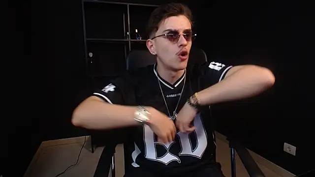 FelixStarkk Adlı Modelin Canlı XXX Sohbeti
