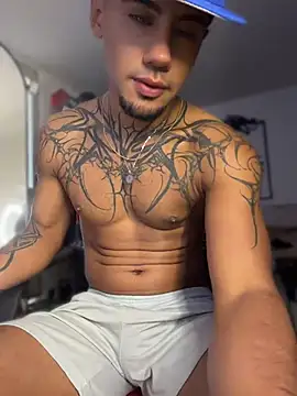 Adam_hot8 élő XXX-chatje