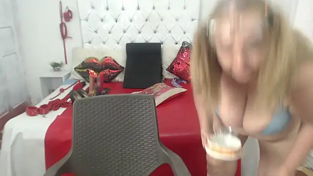 Sweetbigcatt's Live XXX Chat