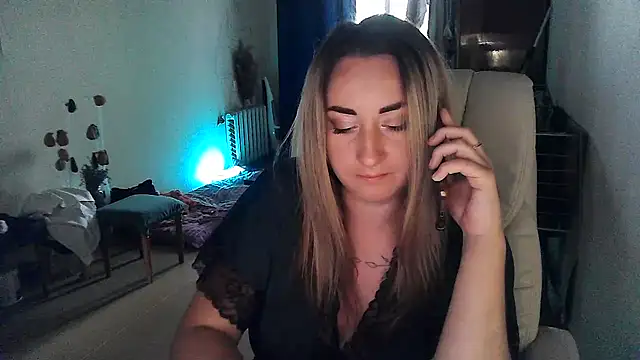XXX chat uživo modela FoxyAnn12