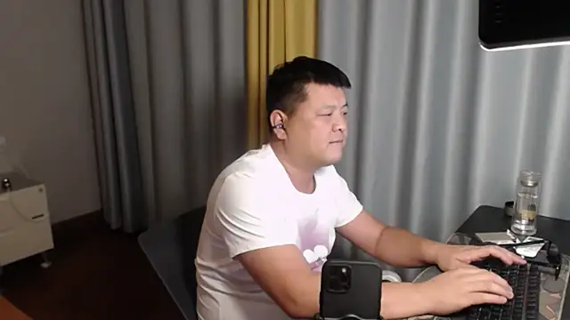 Онлайн чат XXX zhang1118