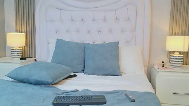 SabrinaBluee Chat XXX live