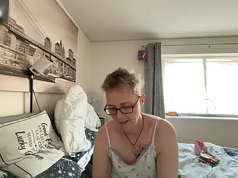 Curvy-Jinx Live XXX Chat