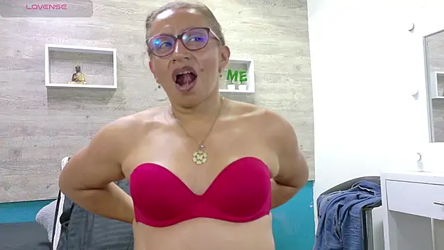 SoffieMature's Live XXX Chat
