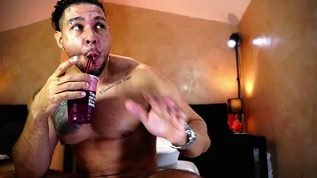 MassimoWalton2 Adlı Modelin Canlı XXX Sohbeti