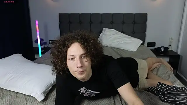 צ'אט XXX בשידור חי של FreyaLoups