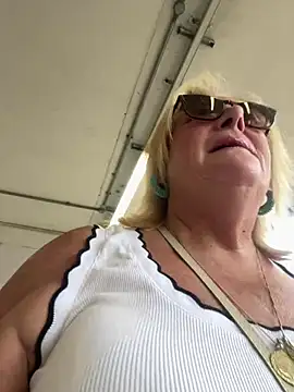 MoistCurveyChanel Live XXX Chat