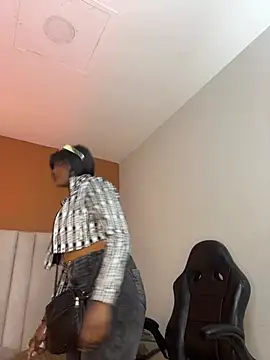 Mia_boobs24 élő XXX-chatje