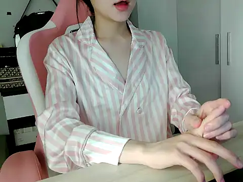 lucienguyen Adlı Modelin Canlı XXX Sohbeti
