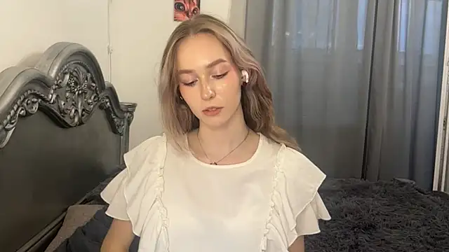 ShyandSkinnyAlice Live XXX Chat