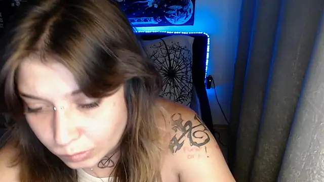 AlienforTwenty's Live XXX Chat