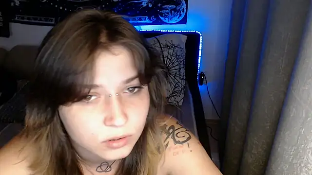 AlienforTwenty Chat XXX live