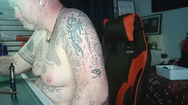 دردشة Tattooed_Dilf_01 الجنسية المباشرة