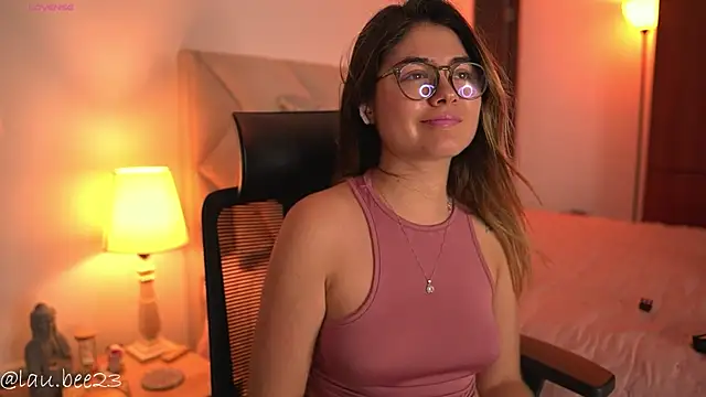 Lau_Bee Adlı Modelin Canlı XXX Sohbeti