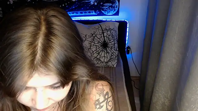 AlienforTwenty's Live XXX Chat