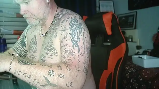 Tattooed_Dilf_01's Live XXX Chat