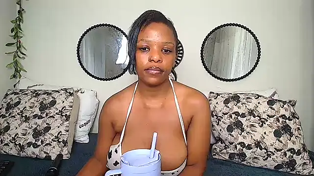 FreakyNubian élő XXX-chatje