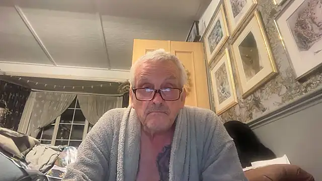 XXX chat uživo modela poggles