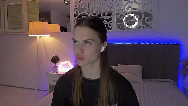 LuisaClover XXX чат на живо