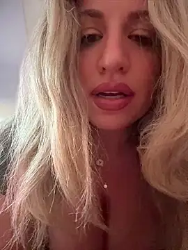 miamellycious Adlı Modelin Canlı XXX Sohbeti