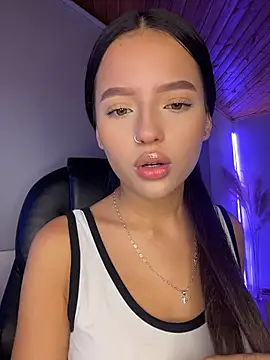 Sofia18_pinkk's Live XXX Chat