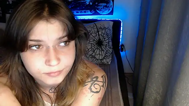 AlienforTwenty's Live XXX Chat