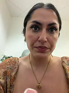 YourQueen18 Adlı Modelin Canlı XXX Sohbeti