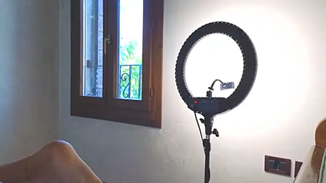 ChiaraLewis' Live XXX Chat