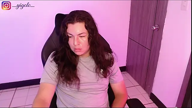 Yigolo__ élő XXX-chatje