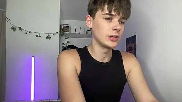 YourMilkyGuy webcam show