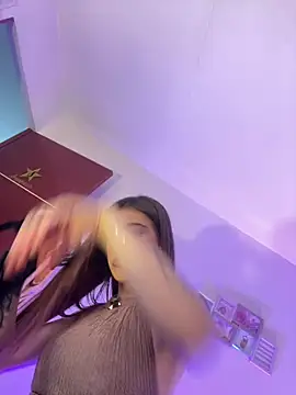 EmmilyClark Adlı Modelin Canlı XXX Sohbeti