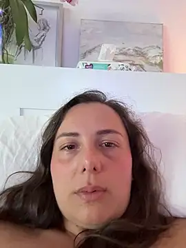 bellag825 Adlı Modelin Canlı XXX Sohbeti