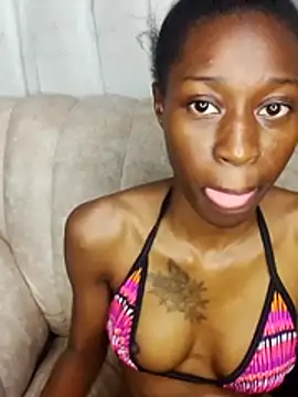 Chat +18 de MyrahEbony ao vivo