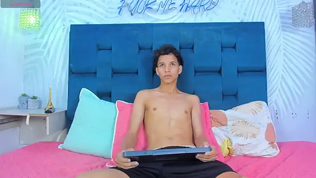 MidnightKing_ Chat XXX live