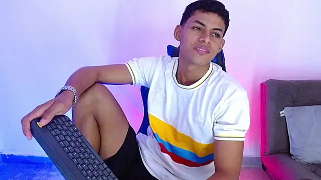 deivid_bigcock1 Adlı Modelin Canlı XXX Sohbeti