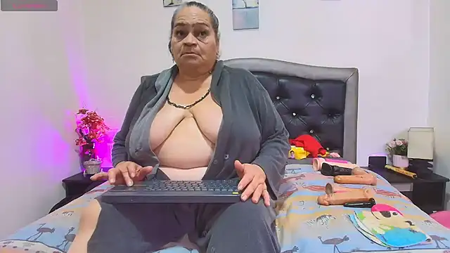 Chatroom XXX en direct de QueenMatturex