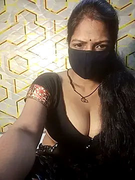 Juli_80 Chat XXX in diretta