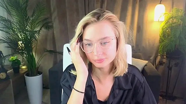NoraMoreau's Live XXX Chat