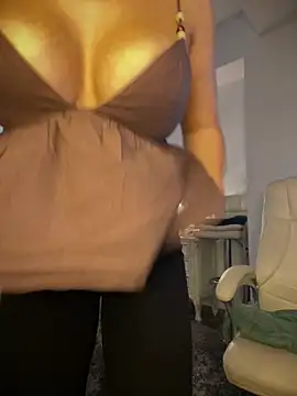 دردشة HotXMom_ الجنسية المباشرة