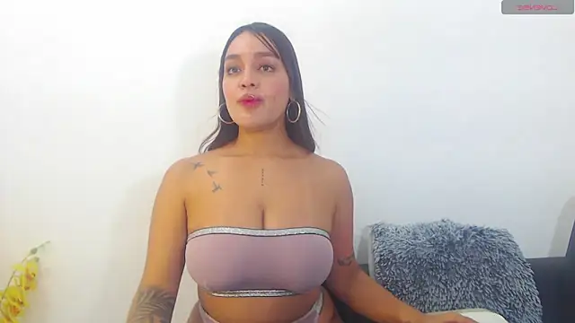 Chat +18 de RenataBrown ao vivo