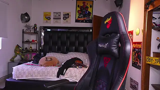 logan_hugh8 লাইভ XXX চ্যাট
