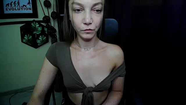 EmillyPlay Adlı Modelin Canlı XXX Sohbeti