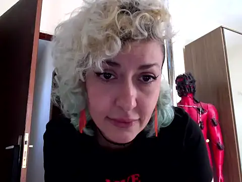 Chat +18 de MariLouM ao vivo