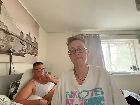 Curvy-Jinx's Live XXX Chat