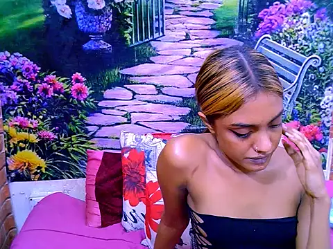 IndianPretty14u2Luv's Live XXX Chat