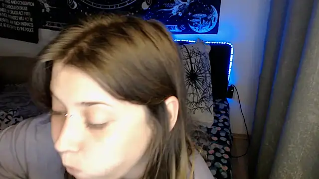 AlienforTwenty's Live XXX Chat