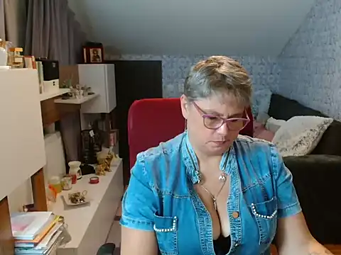 NewHellen4you's Live XXX Chat