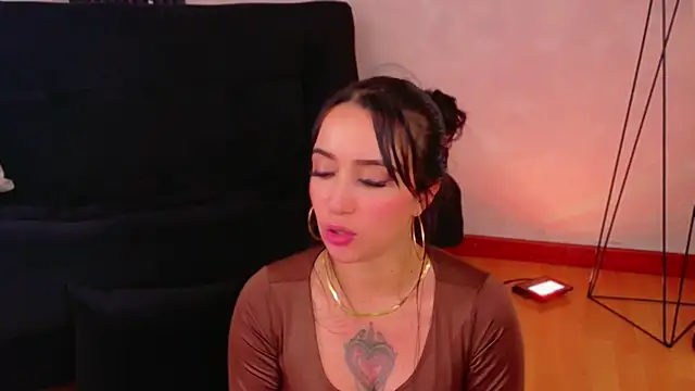 EmmyEvans1 Live XXX-Chat
