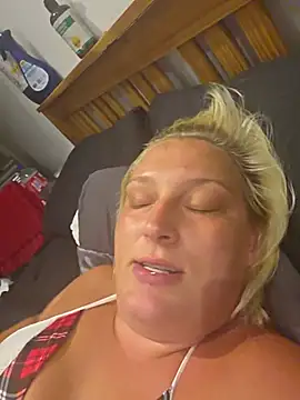 Sexy-Mumma-ElsieX Adlı Modelin Canlı XXX Sohbeti